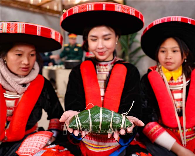 Ngày nay, những chiếc bánh chưng gù vẫn luôn hiện hữu trong ngày Tết của các gia đình người Dao. Ảnh: Thanh Tùng - TTXVN 